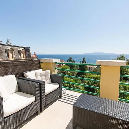 In Einer Mit Terrasse Und Meerblick * Opatija