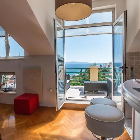 アパート In Einer Mit Terrasse Und Meerblick *