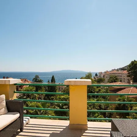 アパート In Einer Mit Terrasse Und Meerblick オパティヤ