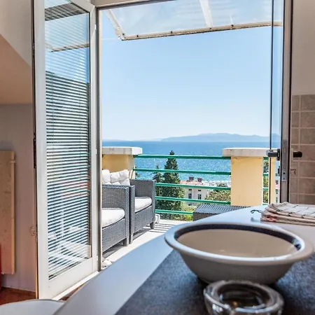 In Einer Mit Terrasse Und Meerblick アパート オパティヤ