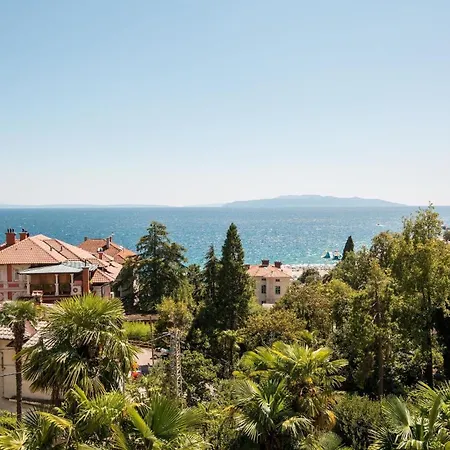 In Einer Mit Terrasse Und Meerblick オパティヤ